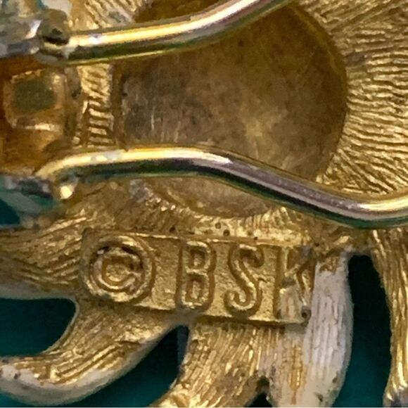 2 pair lot floral clip earrings White daisy -yellow black eye Susan earrings - Picture 11 of 15